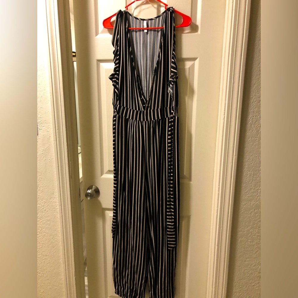 Black and White long jumpsuit w/ pockets
